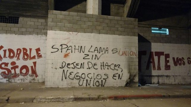 Las pintadas aparecieron sobre las calles Cándido Pujato en la intersección con Pasaje Drago. 