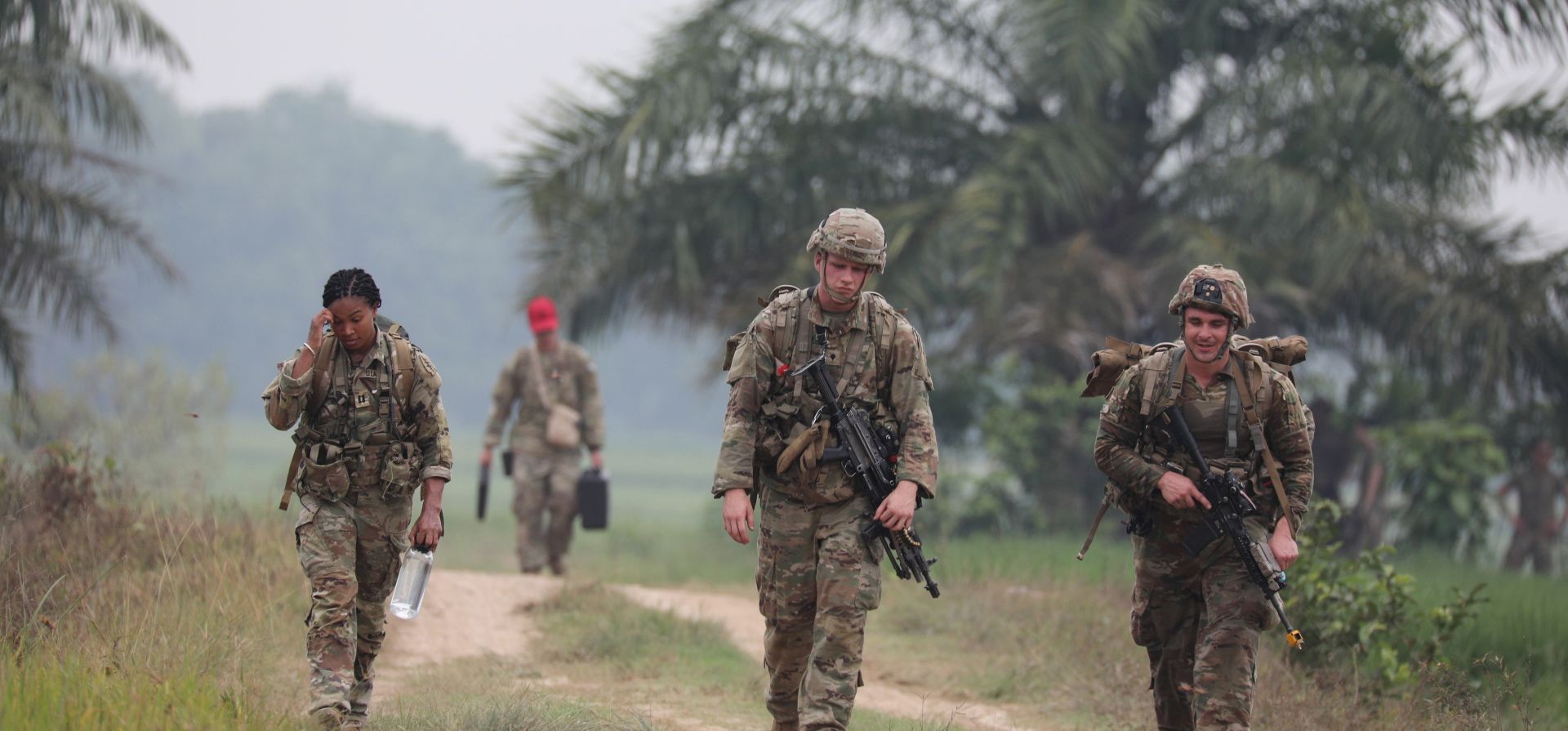 Soldados estadounidenses caminan durante ejercicios conjuntos anuales de combate en Baturaja, provincia de Sumatra Meridional, Indonesia, el miércoles 3 de agosto de 2022.