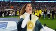La historia del poncho bandera que Soledad lució ante Messi y por qué terminó en manos de un jugador
