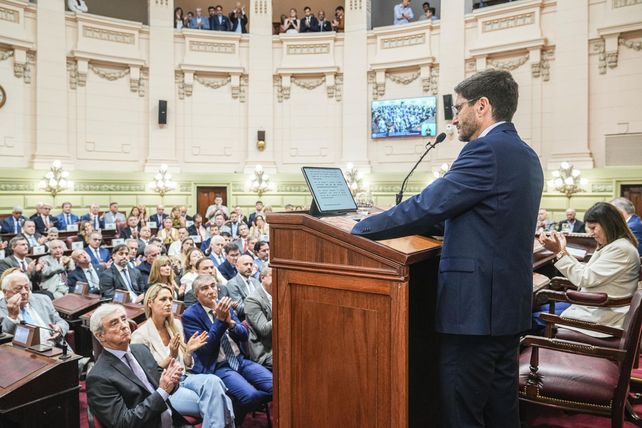 Educación: nueva currícula, regulación de celulares y avances en lectura