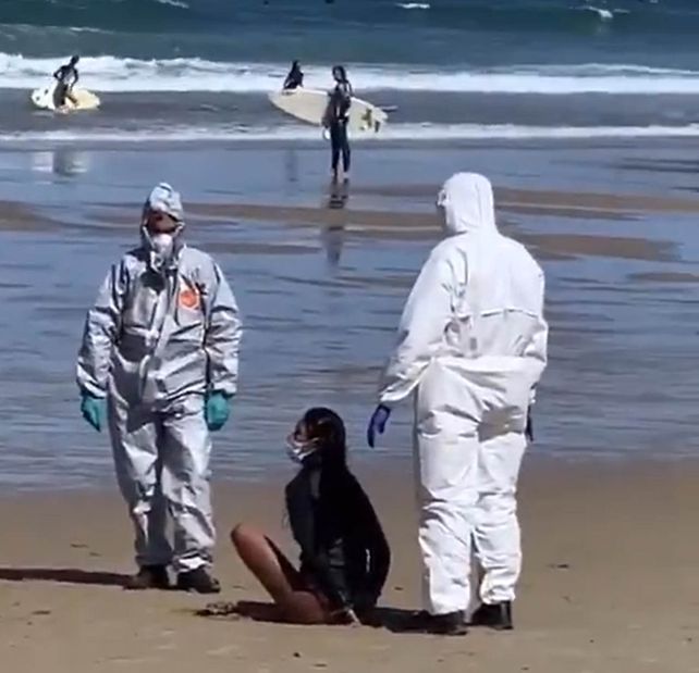 Detienen a una surfista que tenía coronavirus y estaba en el mar