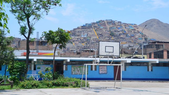 Patio de un colegio de las afueras de Lima