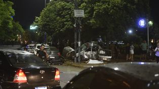 Escena desgarradora. La alocada conducción de un Peugeot 206 terminó con la vida de una madre de 41 años y su hija de 16. Su otra hija de 6 años evoluciona de las lesiones en el Hospital de Niños Vilela
