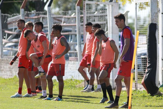 Los jugadores del Rojinegro&nbsp; a la espera de volver a entrenar.