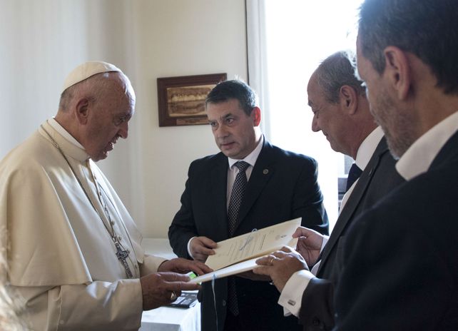 Guillermo Whpei le presentó al Papa el documento y firmó un convenio con Scholas Ocurrentes.
