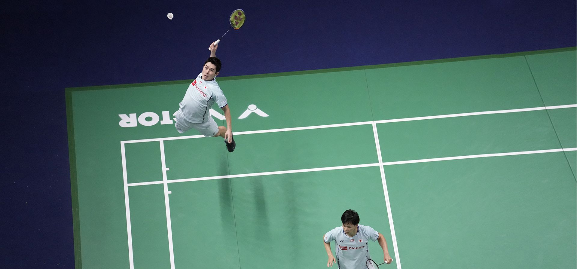 Japón Takuro Hoki, a la izquierda, Yuta Watanabe devuelve un tiro a Inglaterra Ben Lane, Sean Vendy durante su doble partido de Bádminton clasificatorio masculino en la Copa Thomas & Uber en Bangkok, Tailandia, el martes 10 de mayo de 2022.