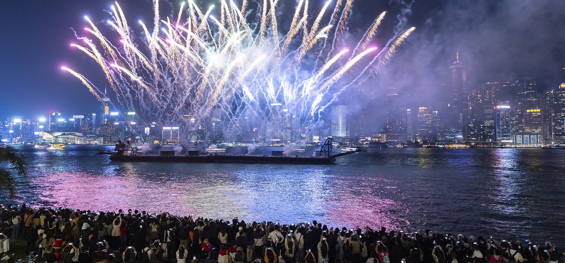 Los fuegos artificiales estallan sobre el puerto Victoria mientras la ciudad se prepara para la próxima Navidad en Hong Kong, el viernes 22 de noviembre de 2024. (Foto AP/Chan Long Hei) Los fuegos artificiales estallan sobre el puerto Victoria mientras la ciudad se prepara para la próxima Navidad en Hong Kong, el viernes 22 de noviembre de 2024. (Foto AP/Chan Long Hei)