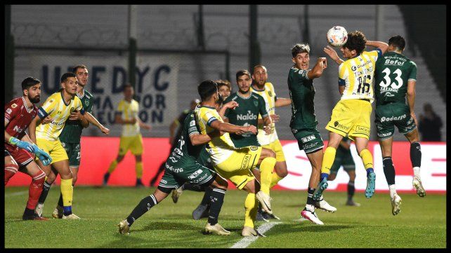 Mateo Tanlongo gana en el área de Sarmiento ante la marca de Rodrigo Salinas.