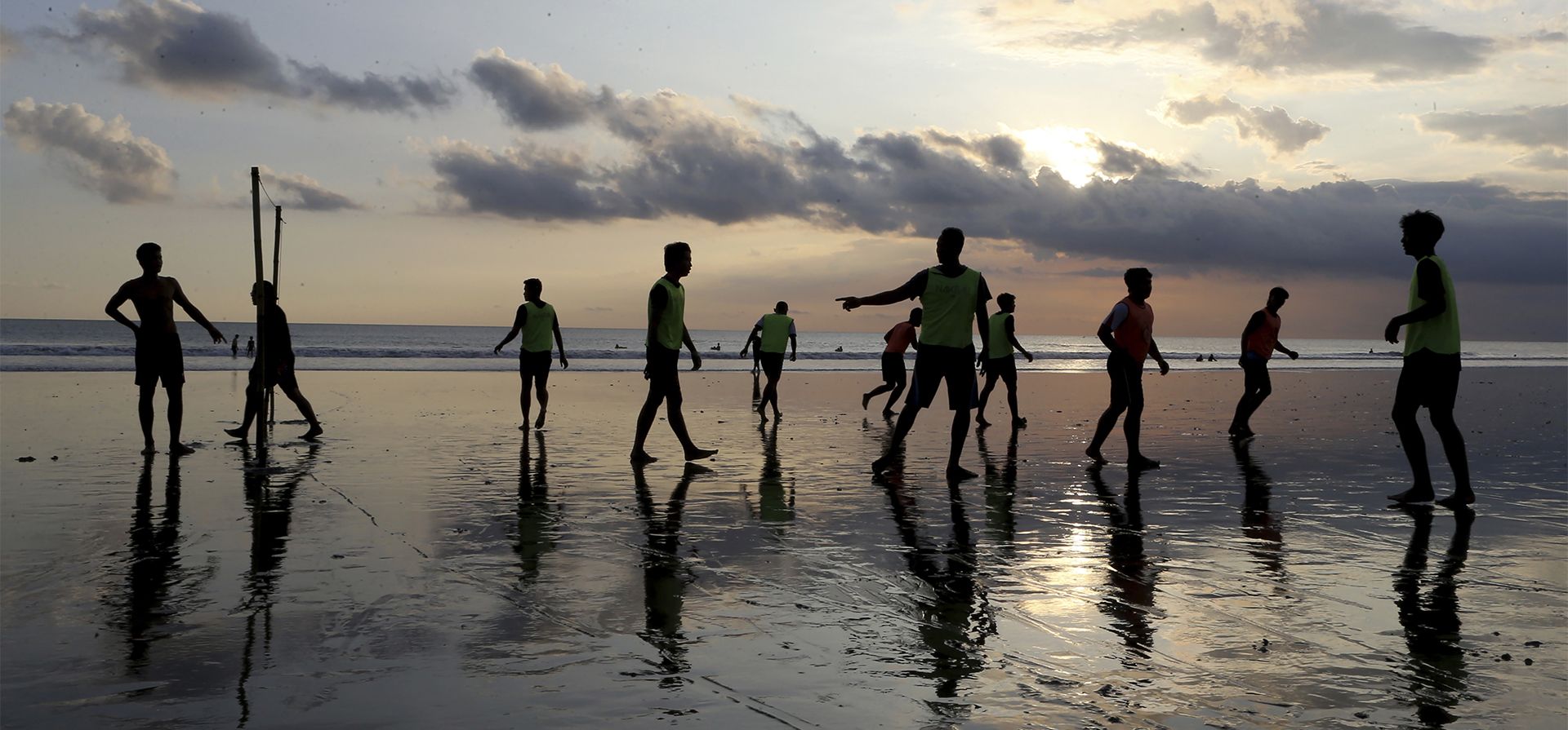 La gente camina por la playa de Kuta mientras se pone el sol en Bali, Indonesia, el lunes 16 de mayo de 2022.