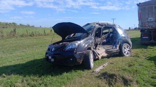 El Renault Koleos, gravemente dañado en el siniestro vial, muestra el impacto en el parante central del lado del conductor.