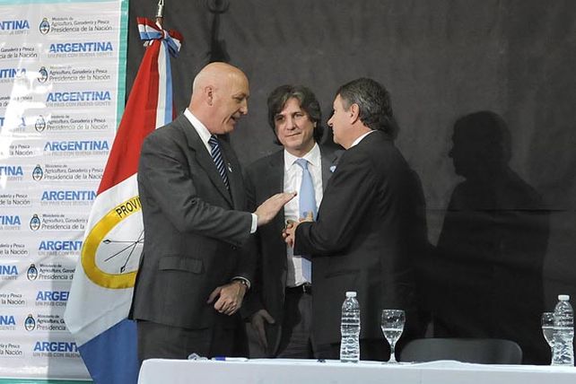 Bonfatti y Boudou entregaron aportes y firmaron convenios con municipios y comunas