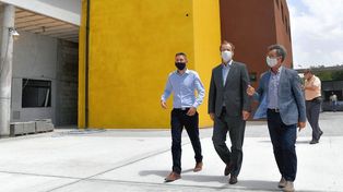 Bordet orgulloso con la construcción de una escuela modelo