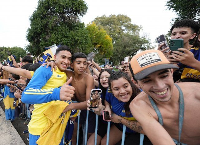 Los jugadores de Boca con la gente.