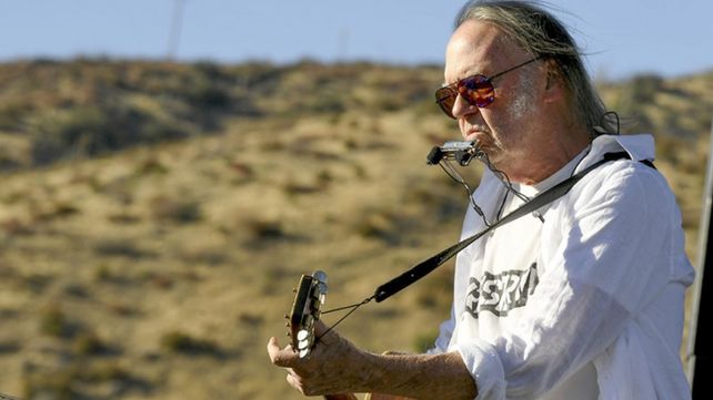 Neil Young retiró catálogo de Spotify contra un antivacunas