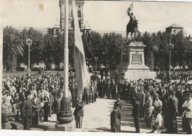 Por la independencia y la soberanía de Argentina y de Sudamérica, homenaje a San Martín en la plaza homónima de Rosario (1948). 