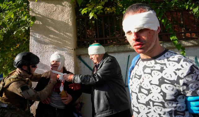 Civiles heridos y aturdidos en un barrio de Kiev. Los habitantes de la capital volvieron a vivir la pesadilla que pasaron al inicio de la invasión rusa, en marzo y abril pasados. 