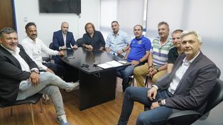 Cónclave. Diego Lavezzi y Daniel Quinteros (Juntos somo más), Juan Cruz Rodríguez (Espacio Canaya), Lus Stern y Fernando Cirimele (Fuerza Auriazul) y Guillermo Hanono y Ricardo Carloni (6 de Diciembre) en la reunión de esta noche, en la sede de Rosario Central.