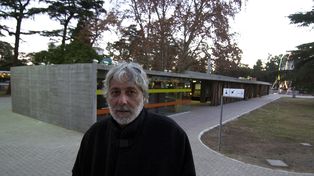 Otros tiempos. El arquitecto Rafael Iglesia posando frente al edificio del parque Independencia.