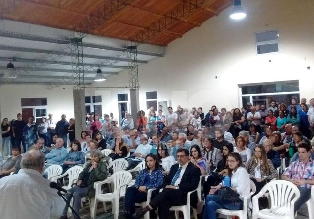 Audiencia. La cantidad de vecinos presentes muestra el interés de la comunidad por el tema. Gentileza/Jorge Ramírez