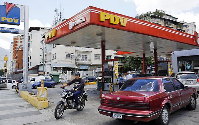 Tanque lleno. El precio subsidiado al extremo de la nafta se vuelve una carga para el Estado venezolano.