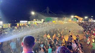 La ceremonia del espiche marcó el inicio oficial de la fiesta que se extendió durante todo el fin de semana.