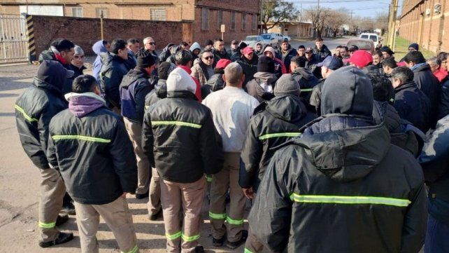 La confianza de los argentinos en el mercado laboral se mantiene estable pese a la coyuntura económica. Crece el temor al despido tras la cantidad de cierres de fábricas.  La confianza de los argentinos en el mercado laboral se mantiene estable pese a la coyuntura económica. Crece el temor al despido tras la cantidad de cierres de fábricas.