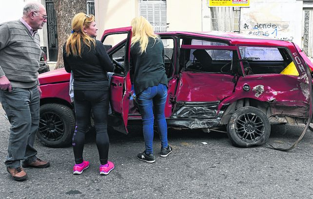 Impacto. Así quedó el Fiat Duna que manejaba la víctima fatal tras ser chocado por un Renault Laguna.