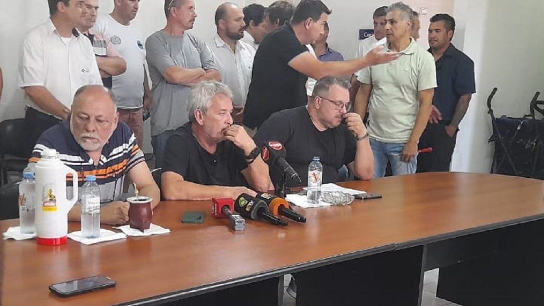 El secretario adjunto de UTA a nivel nacional, Jorge Kiener, cuestionó el pliego licitatorio y calificó como insuficiente la cantidad de unidades que pondrá San José. El secretario adjunto de UTA a nivel nacional, Jorge Kiener, cuestionó el pliego licitatorio y calificó como insuficiente la cantidad de unidades que pondrá San José.