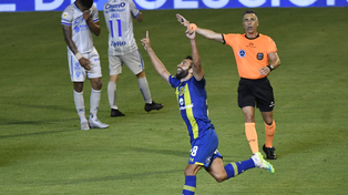 Lucas Gamba festeja e segundo gol de Central ante Godoy Cruz en el primer partido luego de la pandemia.