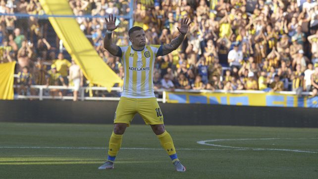 El Gigante a sus pies. Vecchio retribuye el saludo a la masa canalla antes de salir del campo de juego.&nbsp; Foto Marcelo Bustamante.