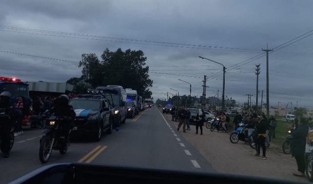 Video: el policía Gabriel Sanabria fue recibido como un héroe en San Javier