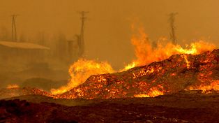 Una tormenta de fuego avanza sin control en 17 pueblos de Córdoba