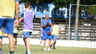 Primera C. El técnico José Previti dirige la práctica de Argentino en el estadio Olaeta.