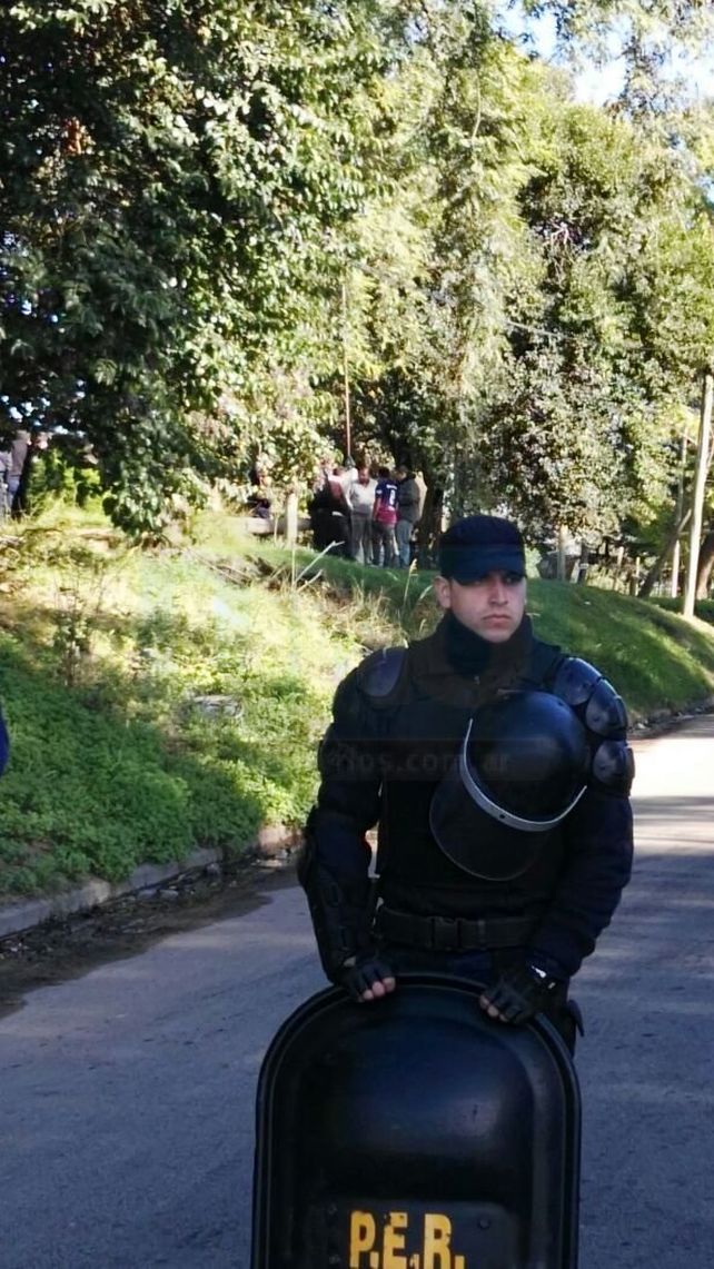 En medio de un fuerte operativo policial desalojan a una familia en calle Churruarín