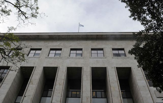 Un matrimonio de hombres obtuvo la adopción de un bebé en los tribunales de Rosario