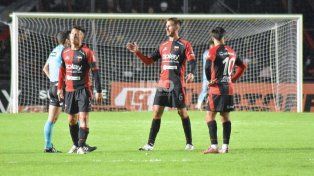 La zaga de Colón volverá a jugar un partido al límite ante Ciudad Bolívar