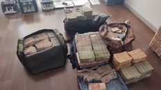 Parte del dinero secuestrado en el allanamiento de España al 800 por parte de la Policía Federal. Parte del dinero secuestrado en el allanamiento de España al 800 por parte de la Policía Federal.