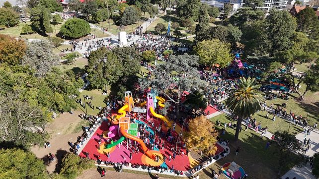 La puesta en valor y renovación integral de la plaza San Martín incluyó el retiro de los juegos infantiles existentes