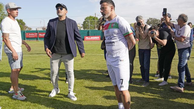 La familia unida. Agustín, Diego y Ezequiel “Pocho”Lavezzi, en la inauguración del estadio para 12 mil espectadores. 