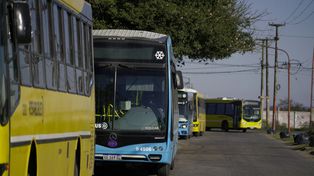 El cementerio de Villa Gobernador Gálvez, donde comparten punta de línea la 142 y la 103 de Rosario Bus, a las 10 es un amontonamiento de coches parados con los carteles apagados