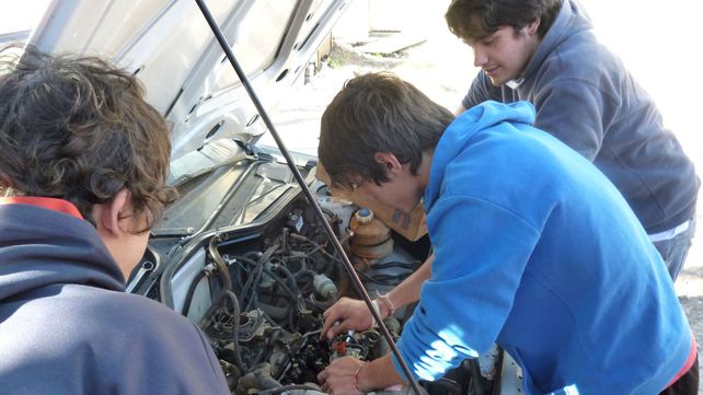 Alumnos secundarios están convirtiendo un vehículo utilitario con motor diesel   en otro eléctrico que será autosustentable