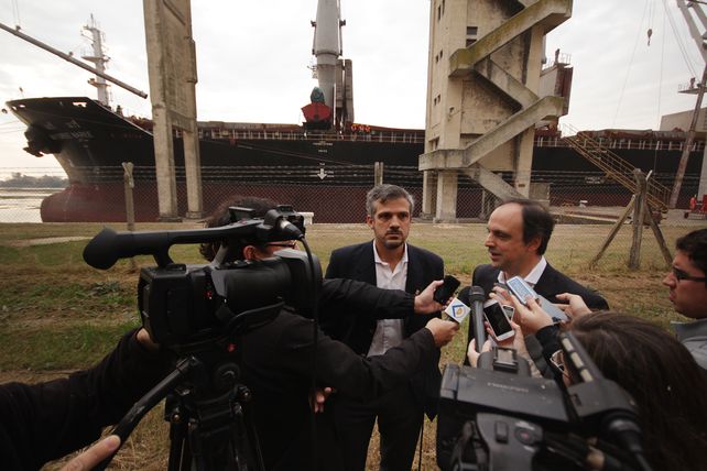 Un buque granelero completa la carga de 530 camiones con trigo en el Puerto local