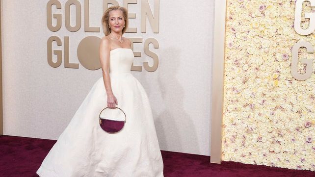 El vestido blanco con un mensaje oculto que Gillian Anderson lució en la alfombra roja de los Globos de Oro
