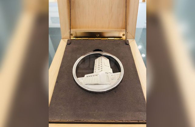 El regalo que José Corral le otorgó al nuevo intendente