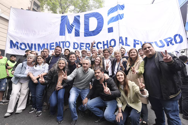Áxel Kicillof y parte de su gabinete participaron de un tramo de la marcha por el Día de la Lealtad hacia el departamento de Cristina Kirchner.