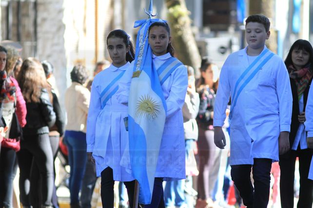 Todo el color del desfile del 25 de Mayo, en Paraná
