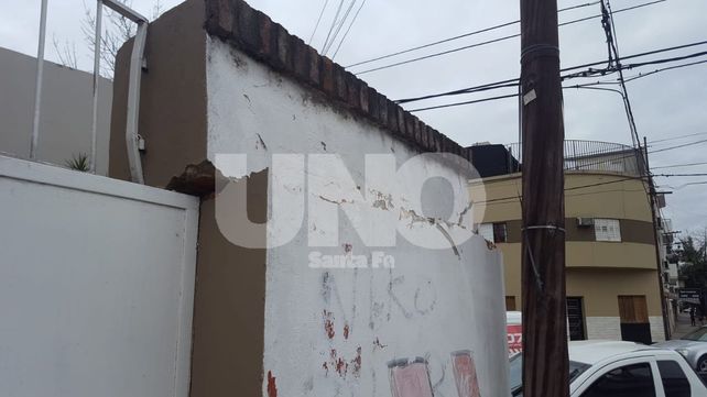 Fuerte choque de camionetas contra el frente de una casa en el centro santafesino