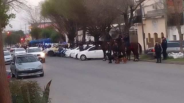 La policía presente en el barrio San Agustín.