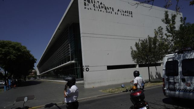 La mujer baleada en Alvear y Presidente Quintana es atendida en el Hospital Clemente Alvarez.&nbsp;