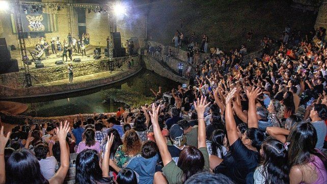 La cumbia convocó a miles en el Anfiteatro Héctor Santángelo de Paraná.